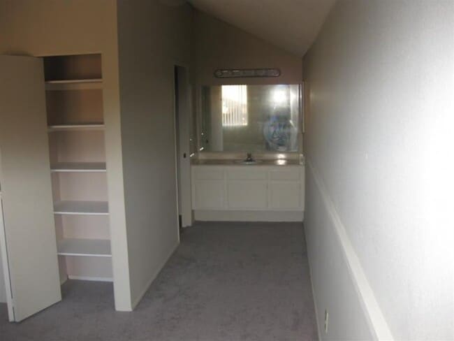 Building Photo - Extra large 3bd/2ba 2 story townhome with ...