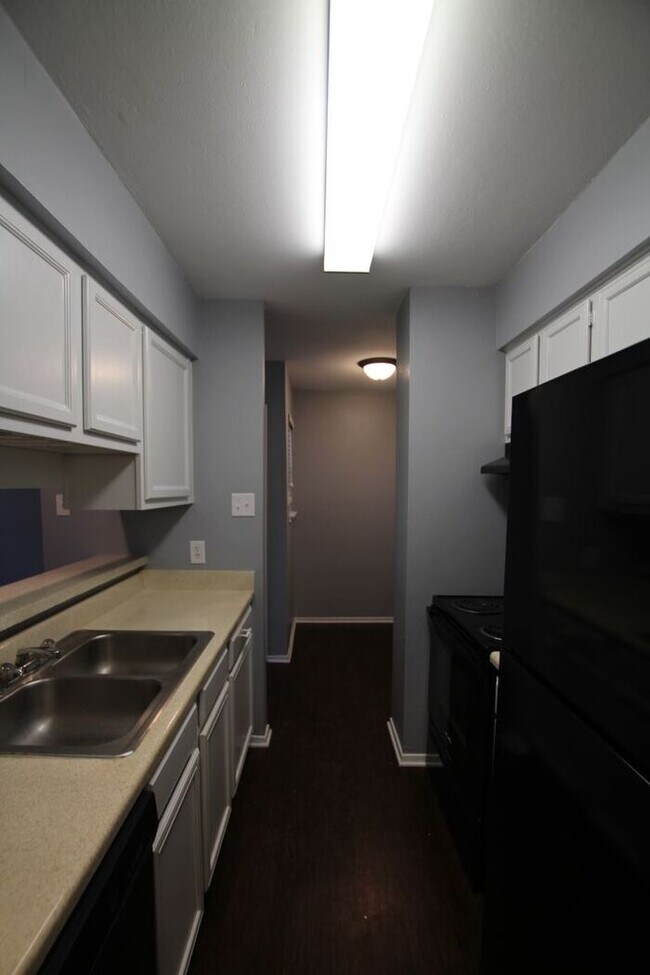 Building Photo - Tour Today: Downstairs 1 Bed 1 Bath Apartment!