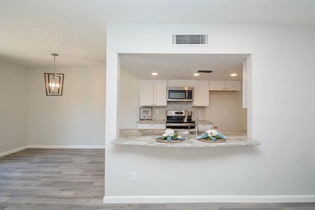 Building Photo - 978 Memorial Village Dr