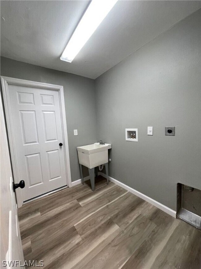 Building Photo - Beautiful 3/2/2- NE Cape Coral- SEE IT TODAY!