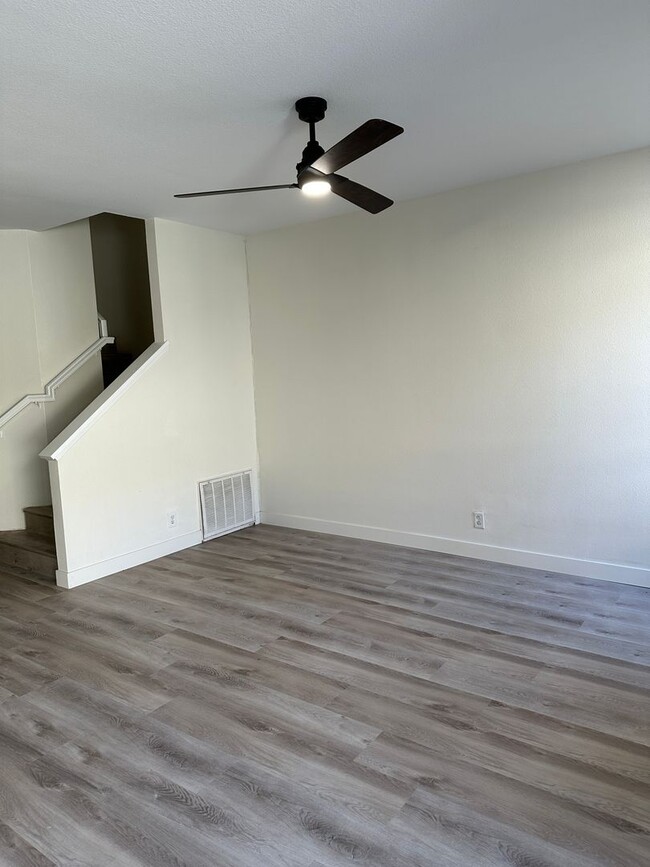 Building Photo - Centrally Located Townhome w/ 2 Car Garage...