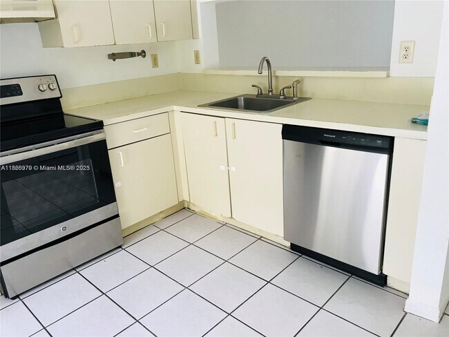 Building Photo - 8270 SW 149th Ct