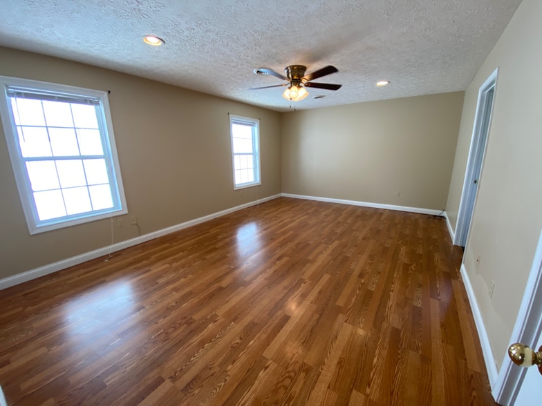 Building Photo - 117 Sunset Dr