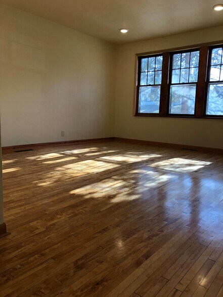 Building Photo - 509 E Vernon Ave