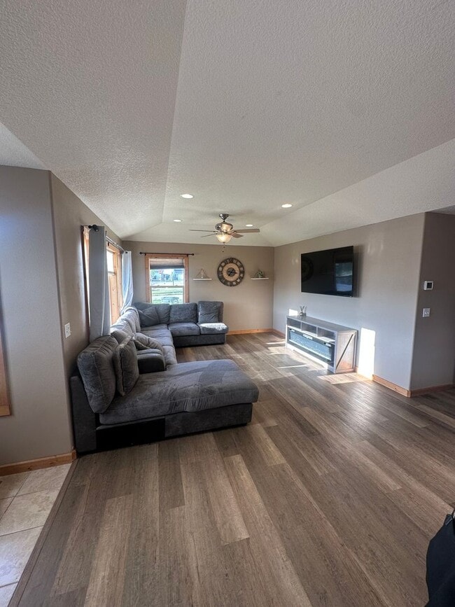 Building Photo - Beautiful West Kalispell Home