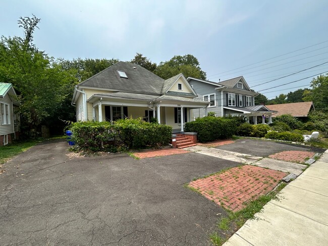 Building Photo - Spacious 4 Bedroom Trinity Park Home - Nea...