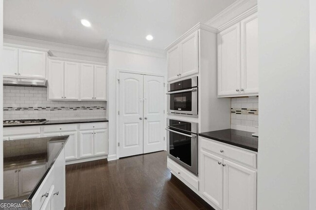 Building Photo - 4865 Alexandria Ave