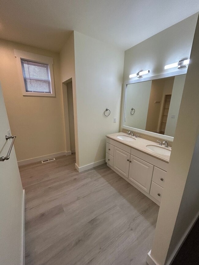 Building Photo - 2 Bedroom | 2 Bathroom Upstairs Duplex