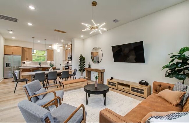 Building Photo - 3311 Daphne St