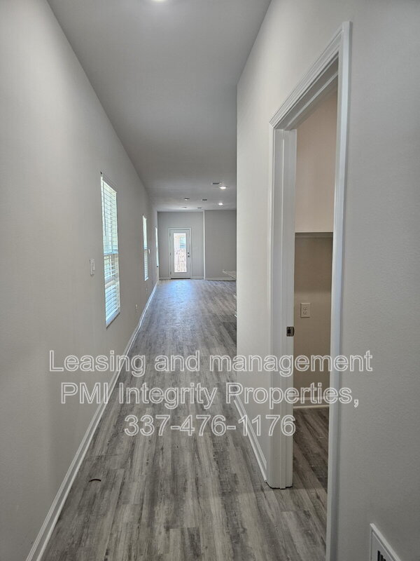 Building Photo - 932 Renova Dr