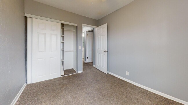 Building Photo - Elyria - updated 2 bedroom/1 bath townhouse.