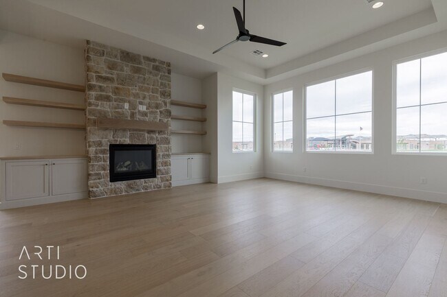 Building Photo - Beautiful Fully Furnished 3 bedroom, 2.5 B...
