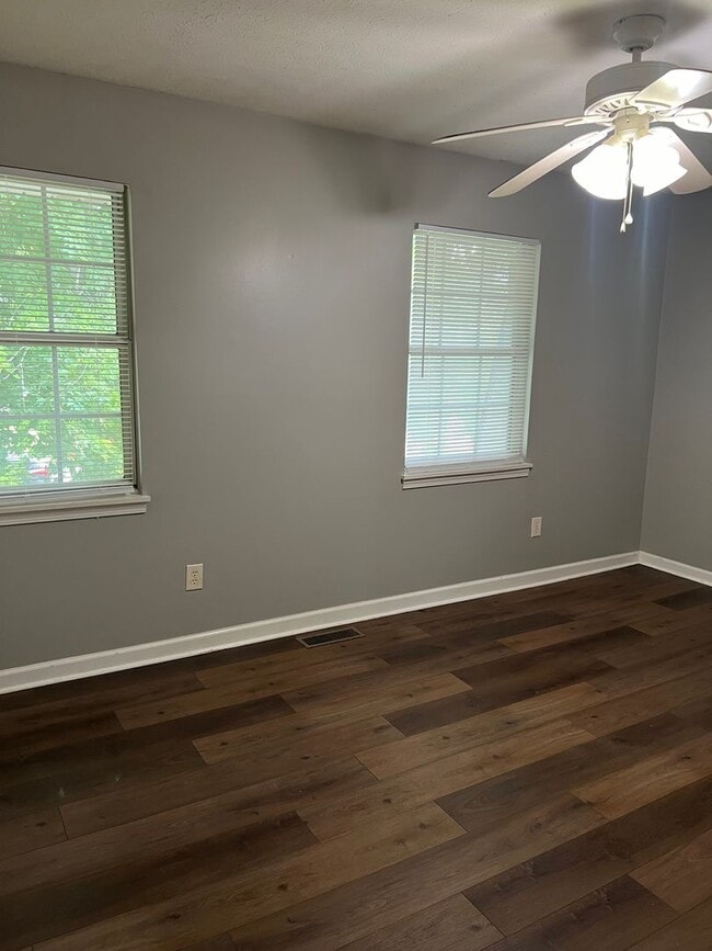 Building Photo - 122 Pebble Ct