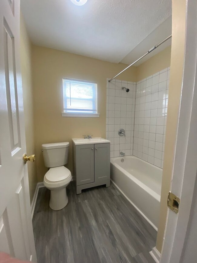 Building Photo - **AVAILABLE NOW**4 bedroom / 2 bathroom Ho...