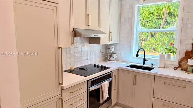 Building Photo - 736 13th St