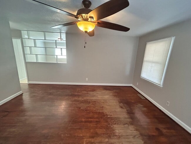 Building Photo - 3 Bedrooms off Mt. Gallant!!