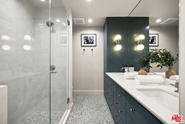 Building Photo - 202 San Vicente Blvd