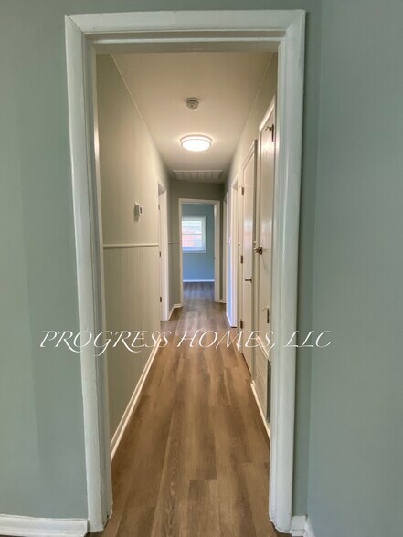 Building Photo - 1003 8th Ave SW