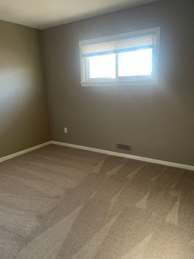 Building Photo - Luxury living at a great price!