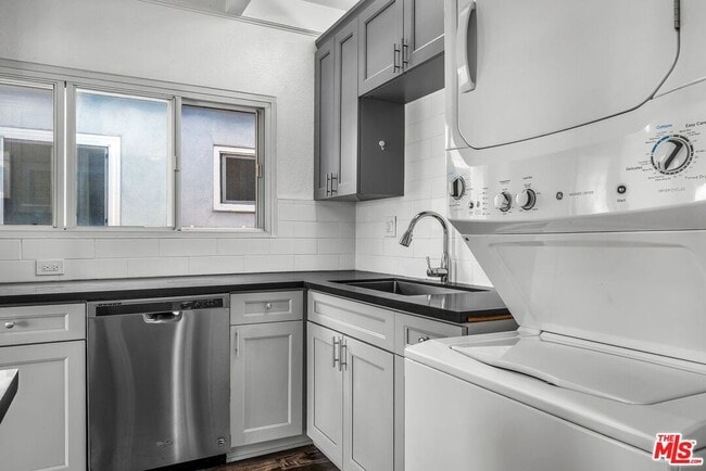 Building Photo - 130 Montreal St