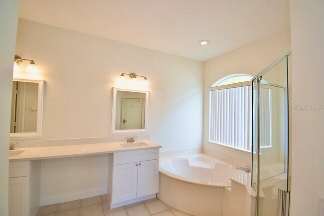Building Photo - 1707 Golfview Dr