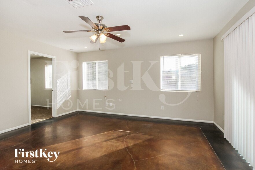 Building Photo - 5031 W Windrose Dr