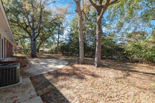 Building Photo - Peaceful Living in West Ashley!