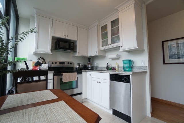 Bright white kitchen - 405 N WABASH Ave