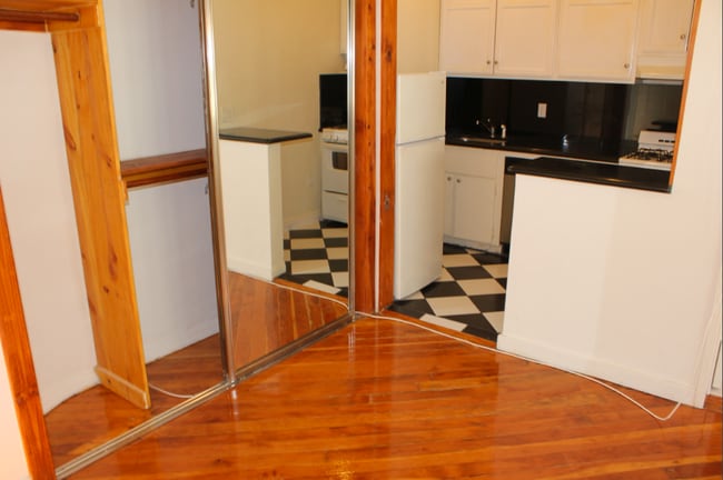 Building Photo - 638 S Cloverdale Ave