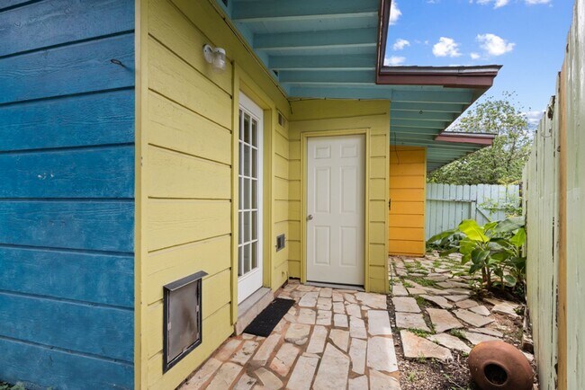 Building Photo - 2 Bed/2 Bath in Northeast Park Subdivision w/ pool