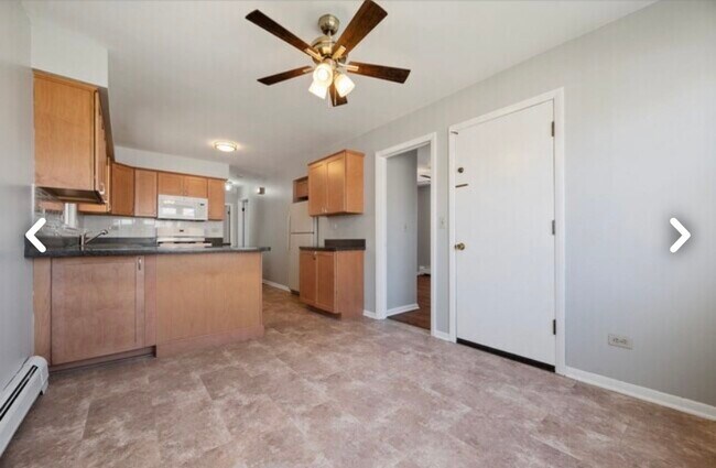 Building Photo - 4912 W Berteau Ave