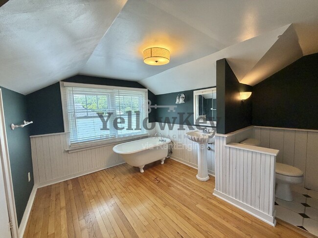 Building Photo - 376 Hill Ave