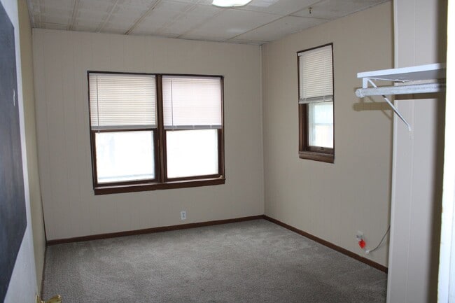Building Photo - House for rent! 2 kitchens 3 Baths! Close ...
