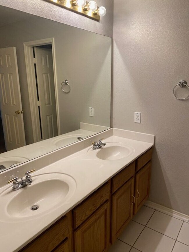 Building Photo - Open-Concept Living with Style, Space & Location