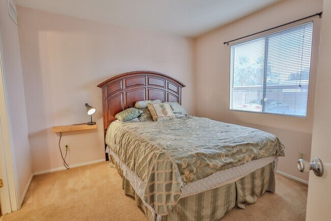 Building Photo - 1 Bed / 1 Bath Condo - Short or Long Term ...