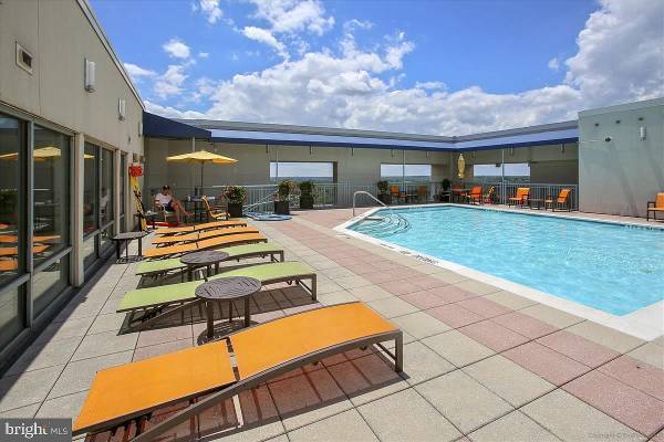 Rooftop pool and lounge area - 851 N Glebe Rd