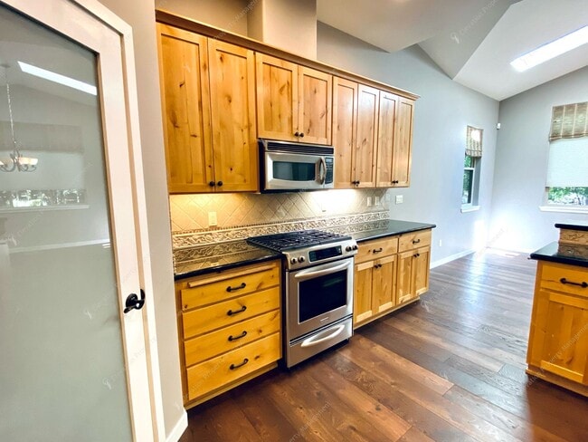 Building Photo - Experience Luxury Living in Broken Top wit...
