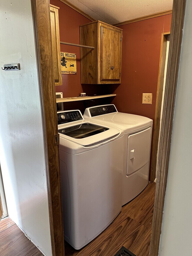 Building Photo - 1967 Chatsworth Ln