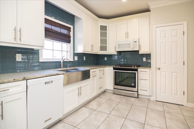 Building Photo - Spacious 4/3.5 in Highly Sought-After Buck...