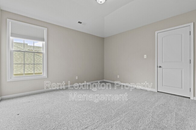 Building Photo - 220 Little Leaf Dr
