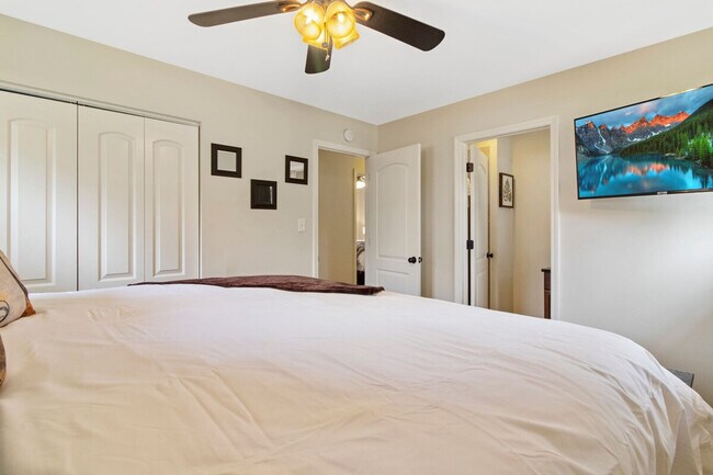 Building Photo - 9471 Sumac Rd