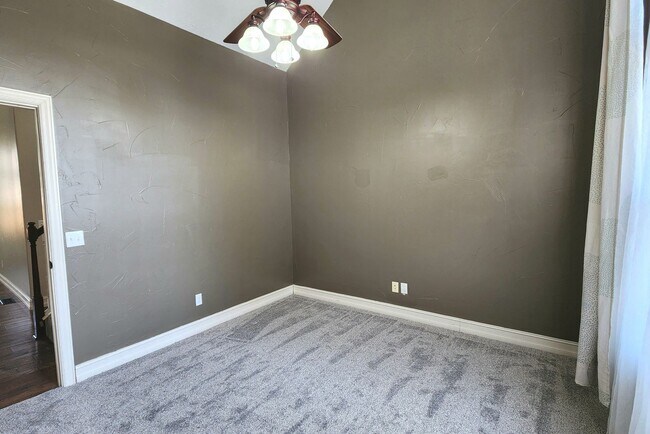 Building Photo - -NIXA- 5 bed 3 bath Home | TWO Large Maste...