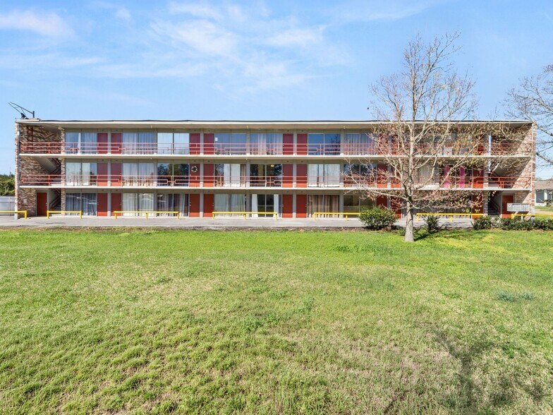 Building Photo - 710 Iris St