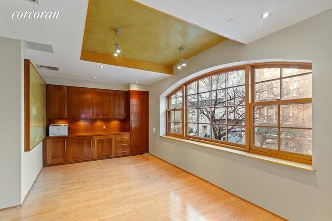 Building Photo - 202 Spring St