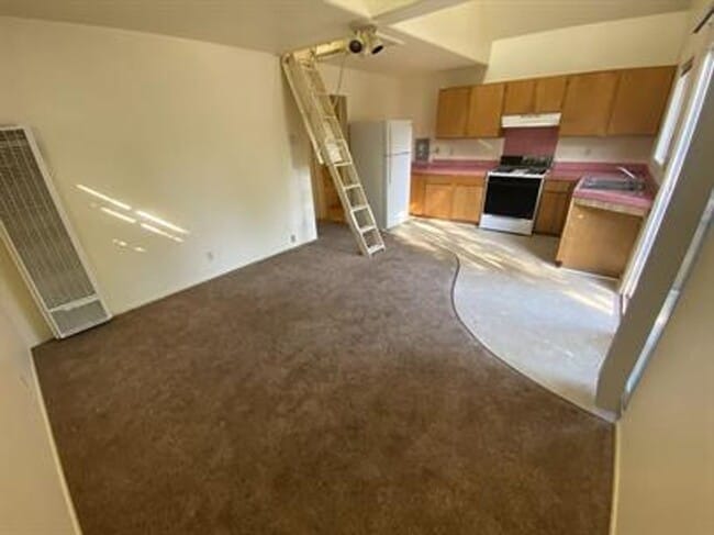 Building Photo - 1213 Spear Ave