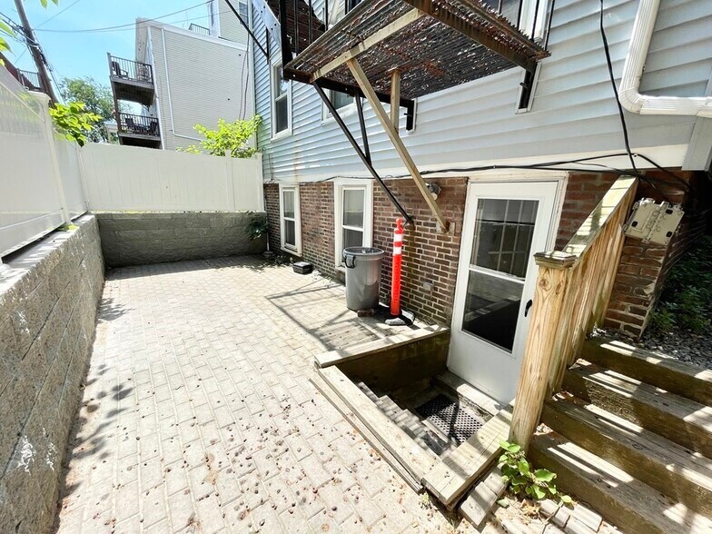 Building Photo - 170 Bolton St