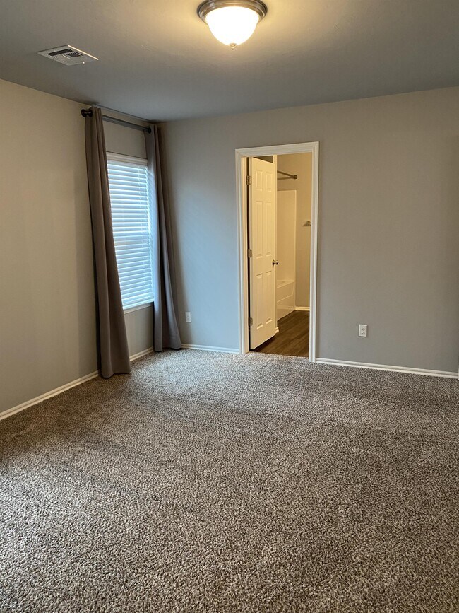 Building Photo - 10240 Hidden Village Dr