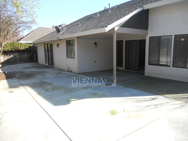 Building Photo - Cute 3 Bedroom Home with Spacious Backyard