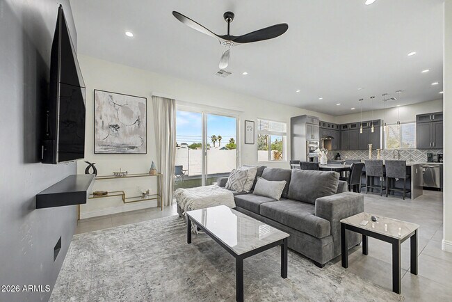 Building Photo - 1344 E Polk St