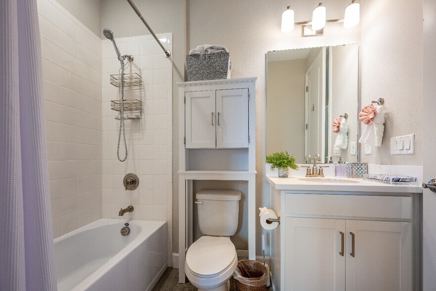 Guest Bath - 3117 Formia Ct